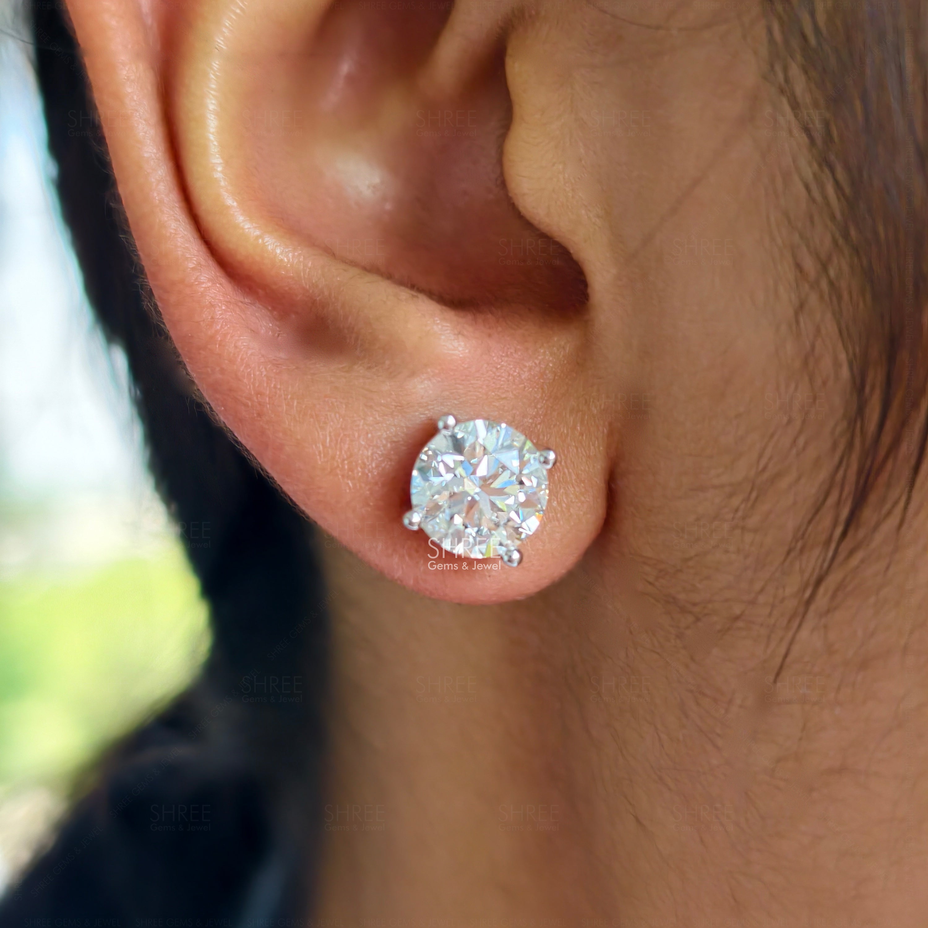 Round Brilliant Cut Diamond Stud Earrings Round Brilliant Cut Diamond Stud Earrings