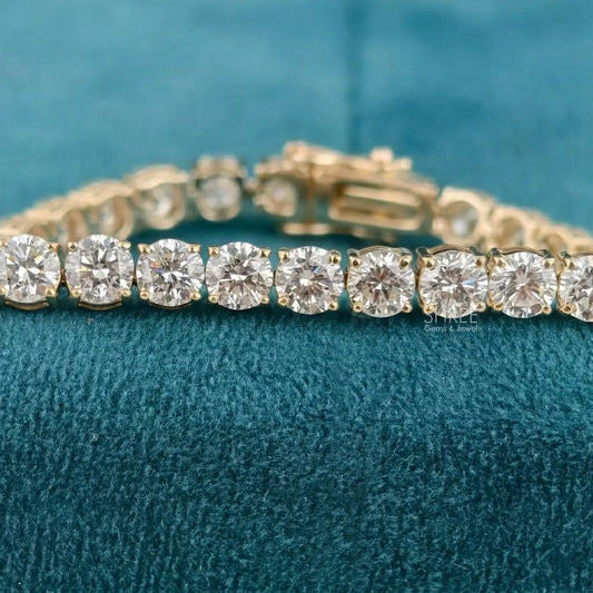 front view of round cut diamond bracelet​