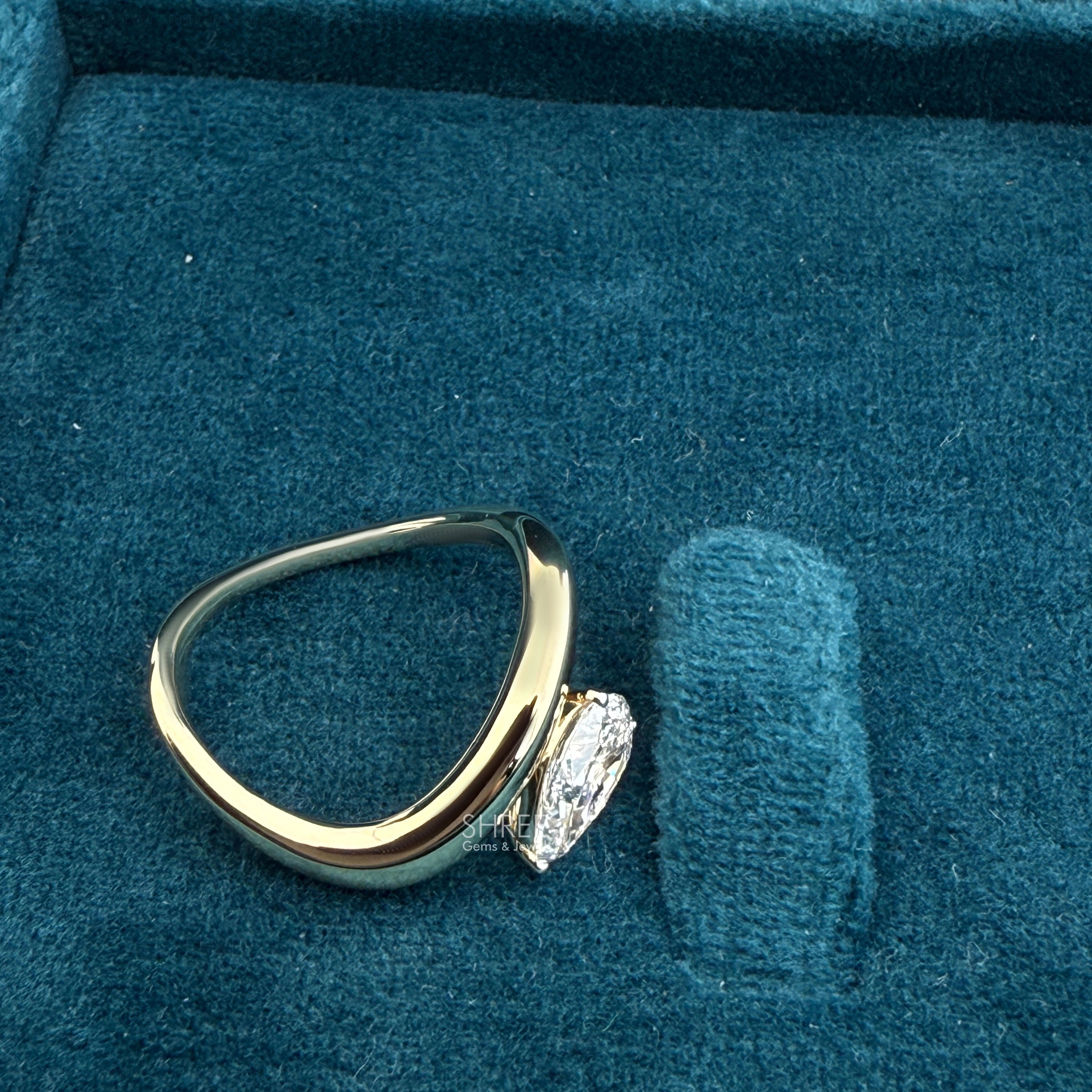 top view of 1 ct pear shape women's solitaire diamond engagement ring​
