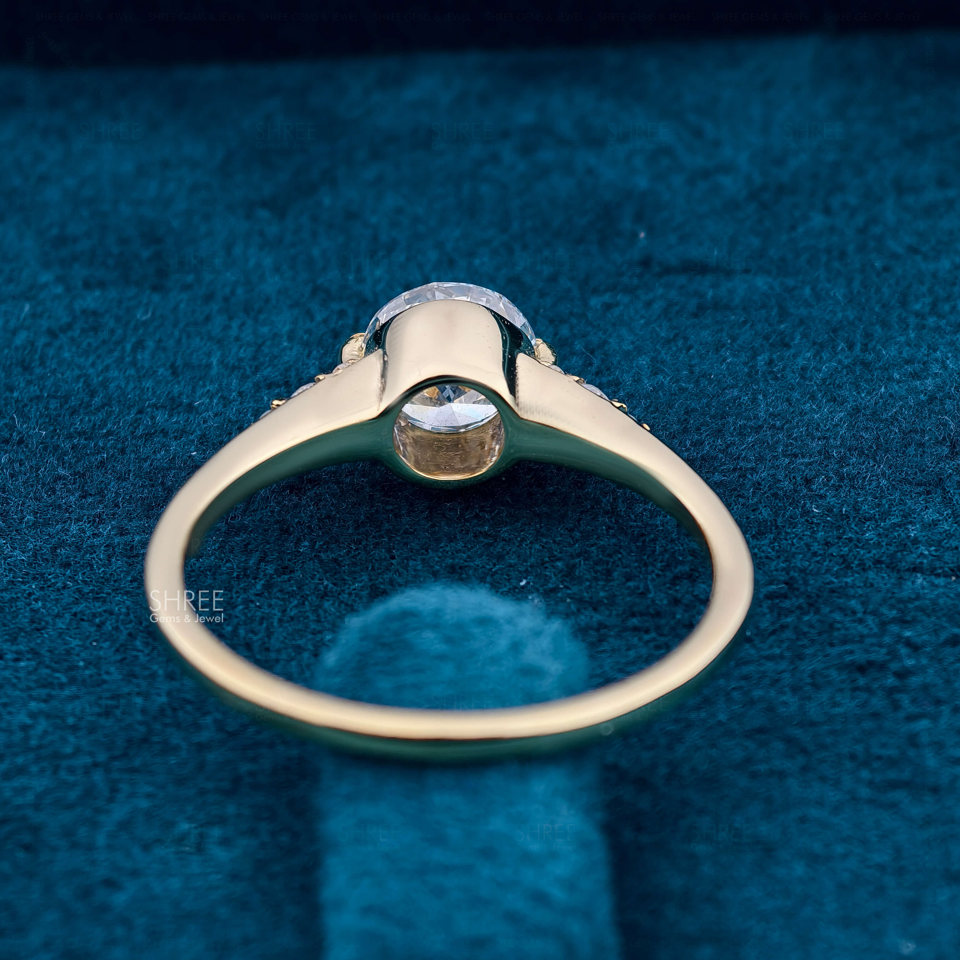 back view of round brilliant cut diamond ring​
