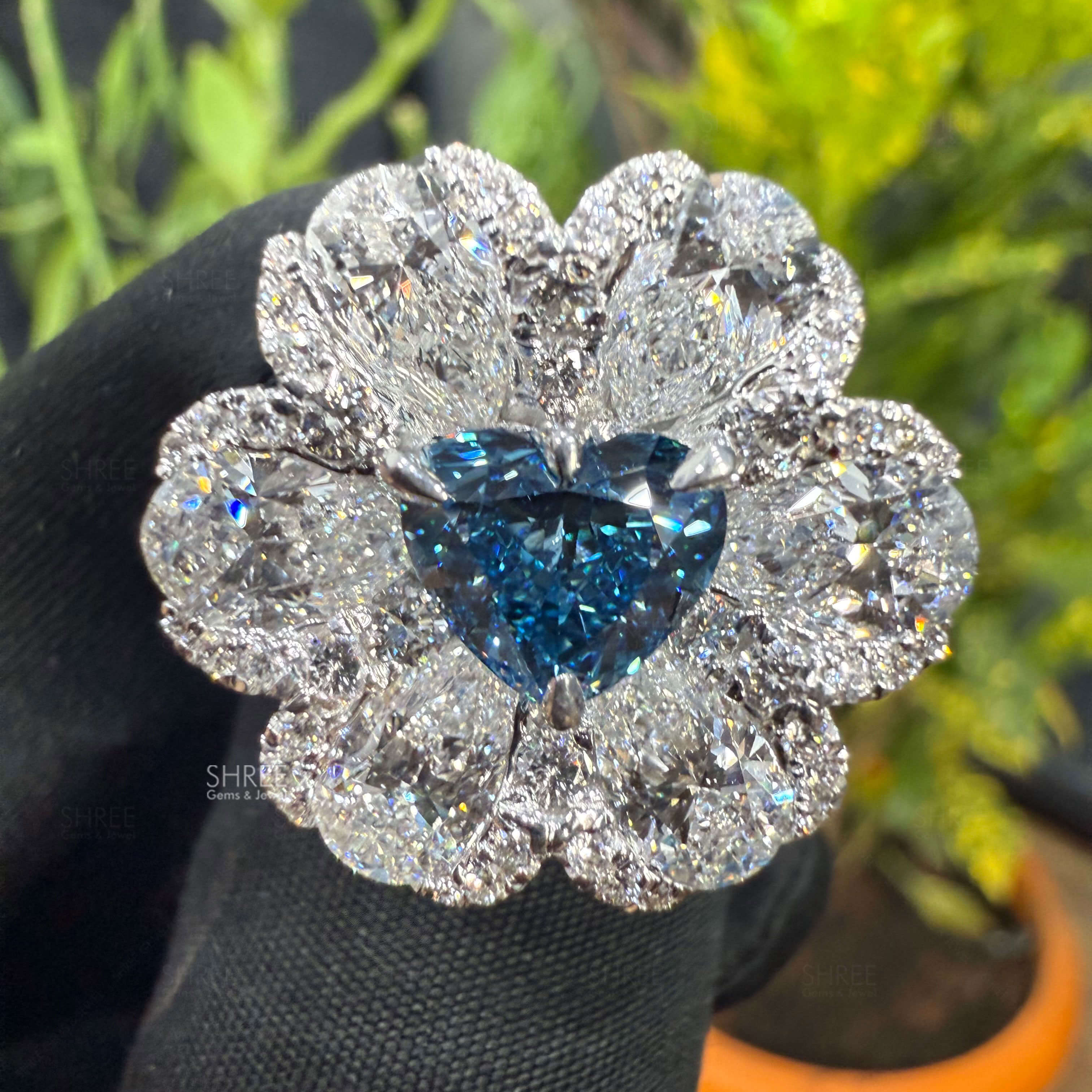 front view of flower diamond ring​