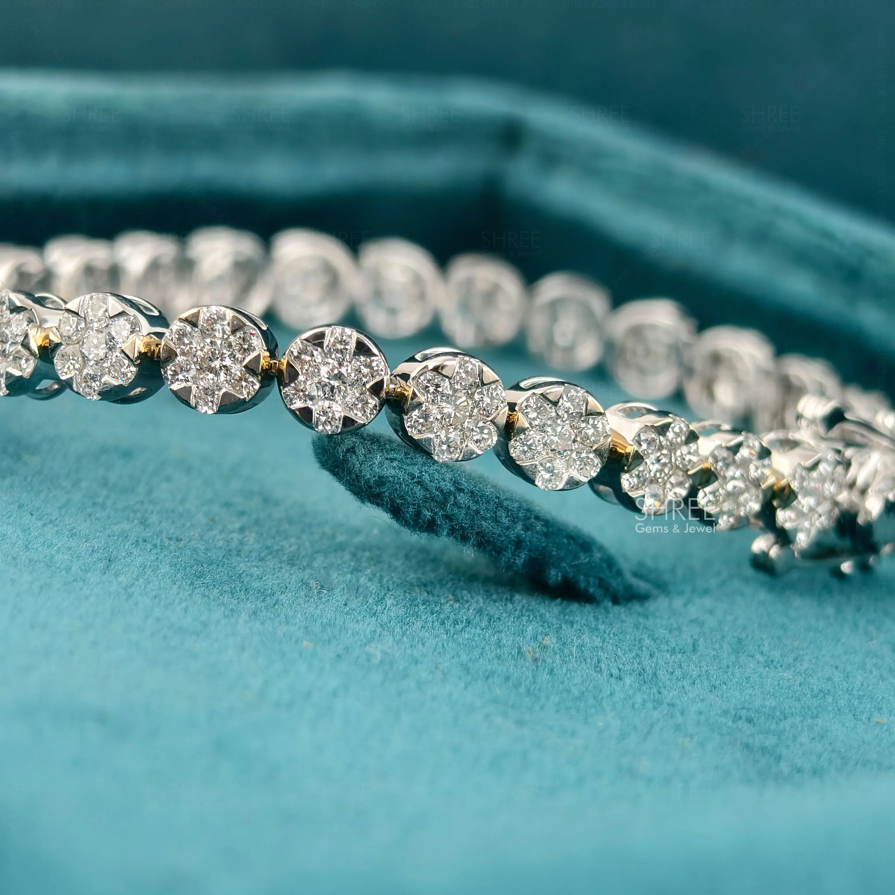 front view of tennis bracelet round diamonds​