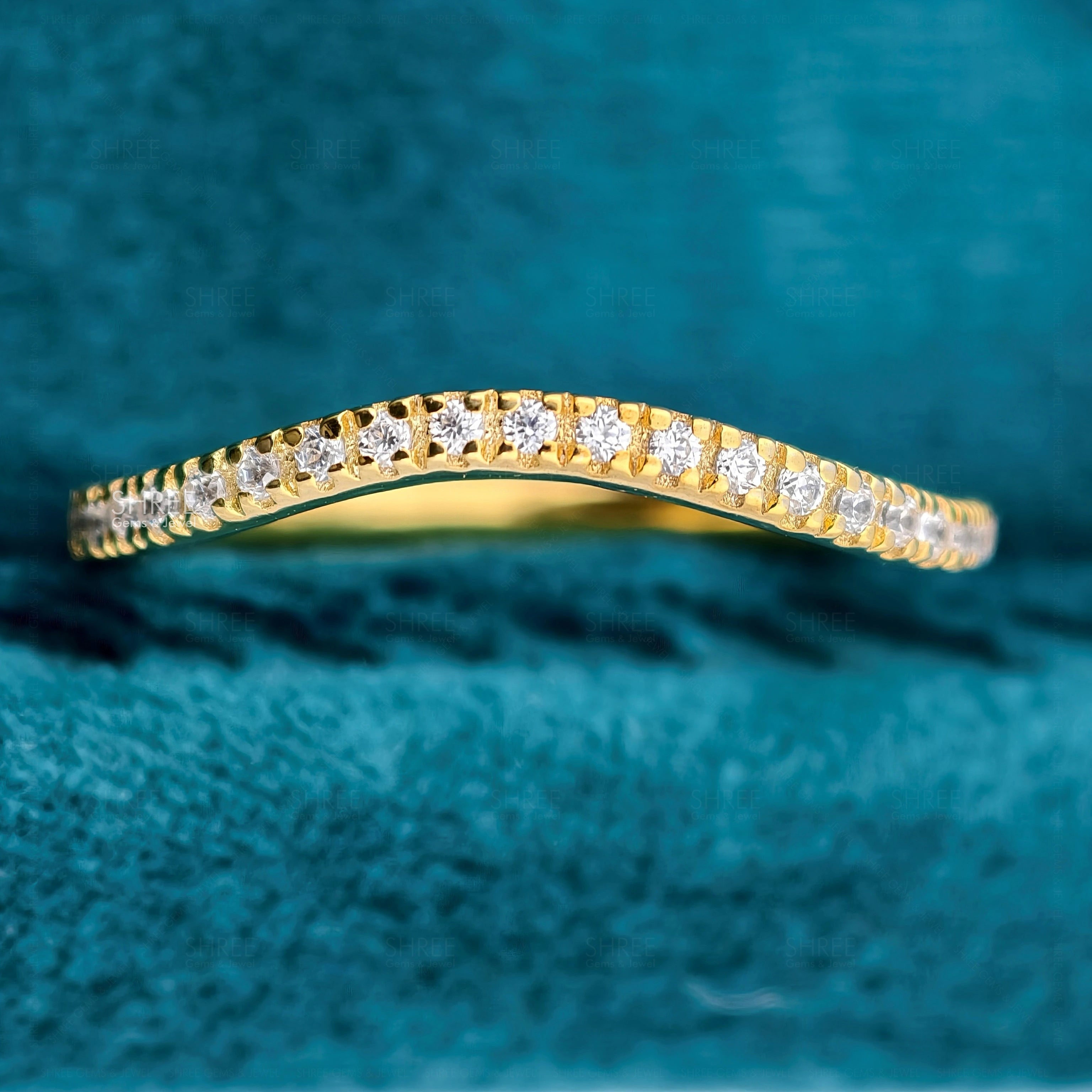 Front view of curved wedding band​