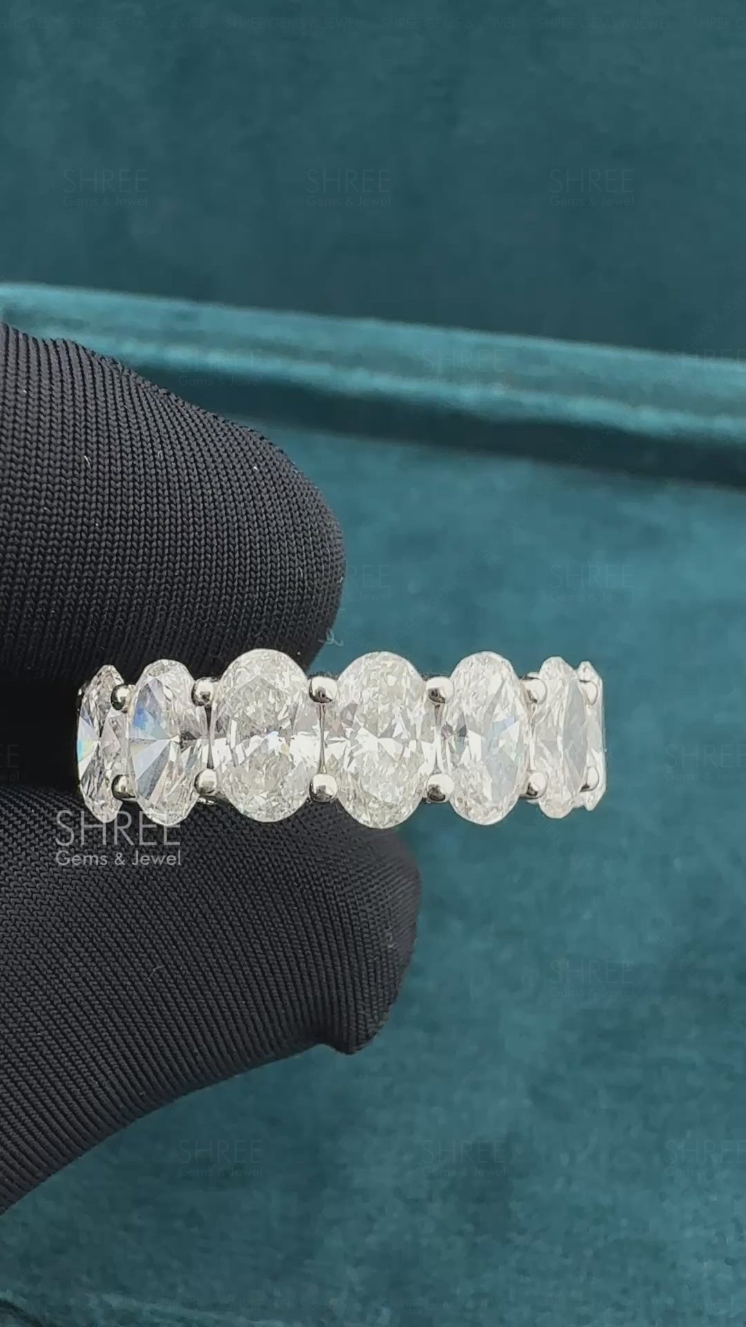 video of lab grown diamond wedding band
